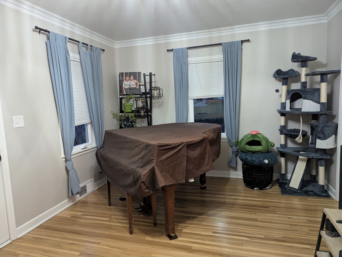 Living room - 956 12th Ave NE