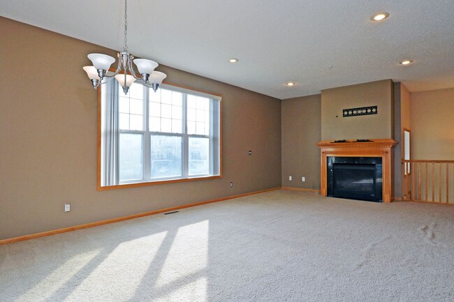 Building Photo - Spacious 3 Bedroom 2.5 Bathroom Townhouse!...