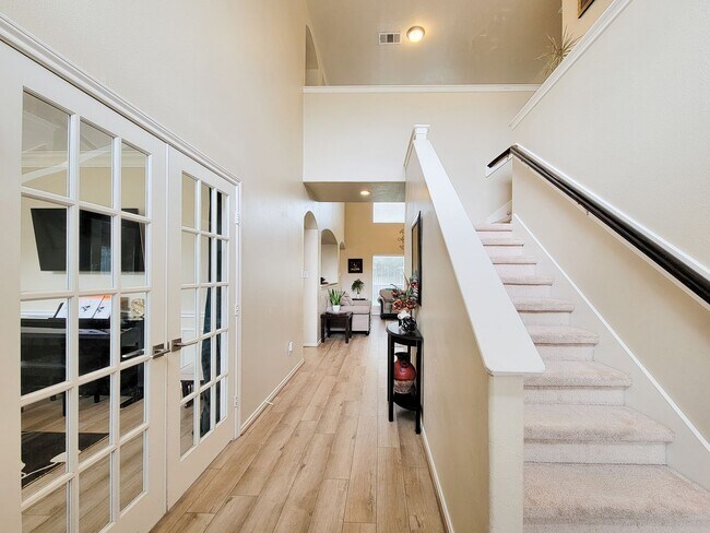 Building Photo - Beautiful brick 4 bedroom, 2.5 bath, 2 story home in Memorial Springs. New roof, freshly painted ...