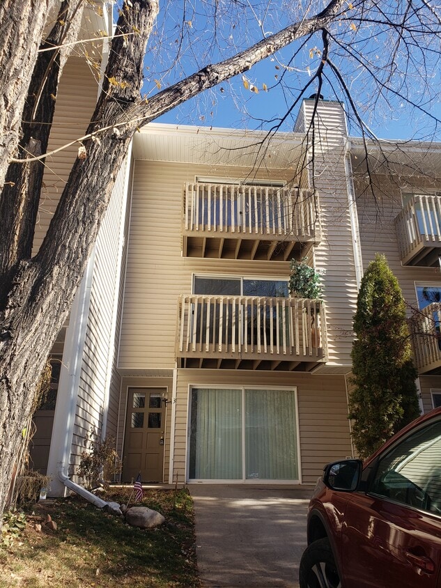 Primary Photo - 2600 S Oakhurst Ct