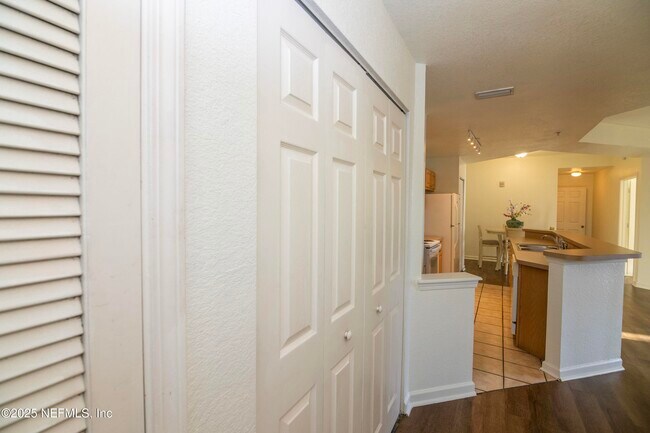 Building Photo - 305 N Villa San Marco Dr