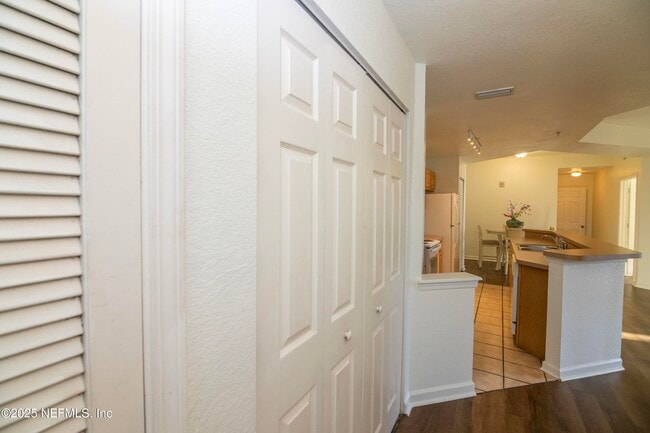 Building Photo - 305 N Villa San Marco Dr