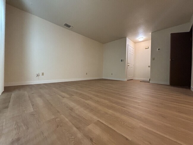 Foto del edificio - 857 Adams Terrace