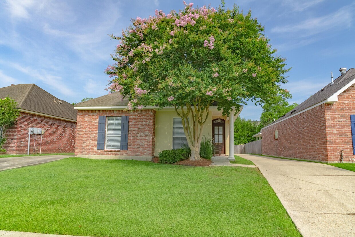 Primary Photo - 5668 Ducros Dr