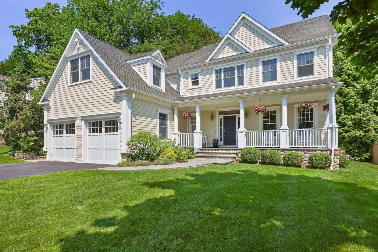 Primary Photo - 11 Robin Hood Ln