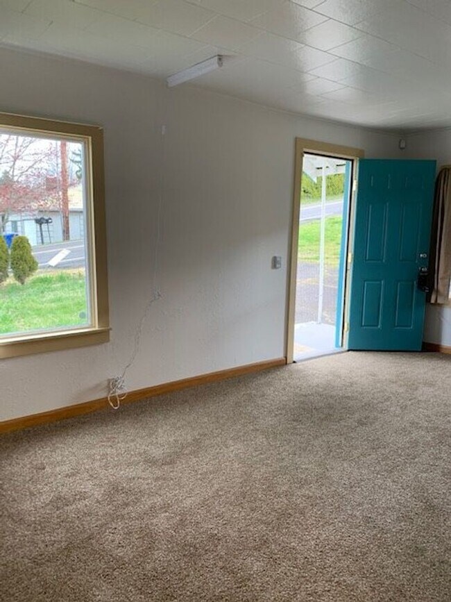 Foto del edificio - One-bedroom cottage on a large lot