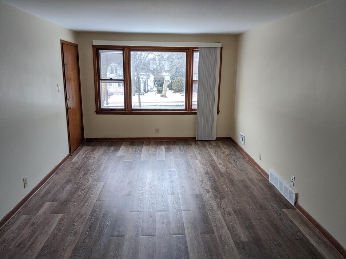 2131 W Bolivar Ave Unit 3, Milwaukee, WI 53221 Apartment for Rent in