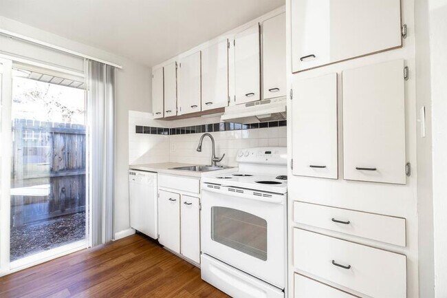 Building Photo - 1652 Routt St