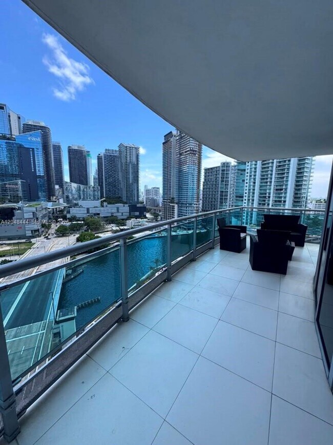 Foto del edificio - 350 S Miami Ave