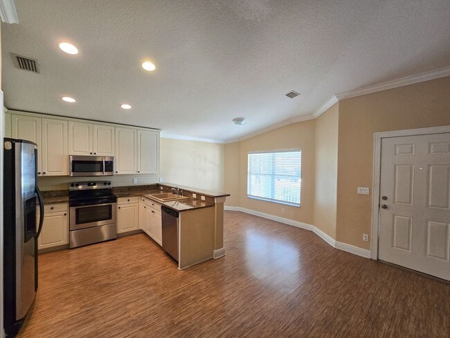 Building Photo - 4 Bedroom 2 bath in Sedona Palms