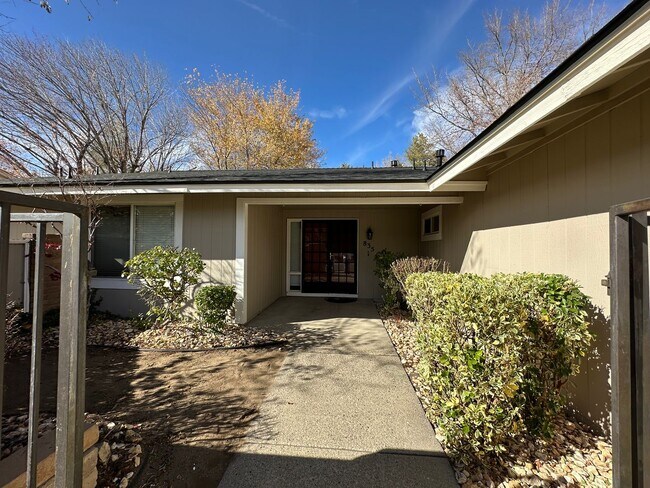 Foto del edificio - Spacious 4-Bedroom Home off Lakeside Drive