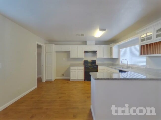 Building Photo - 304 Robert St