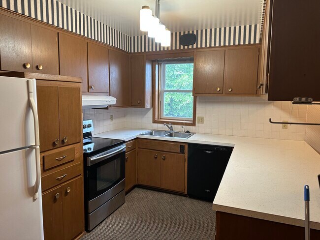Kitchen - 420 N Cedar Ave