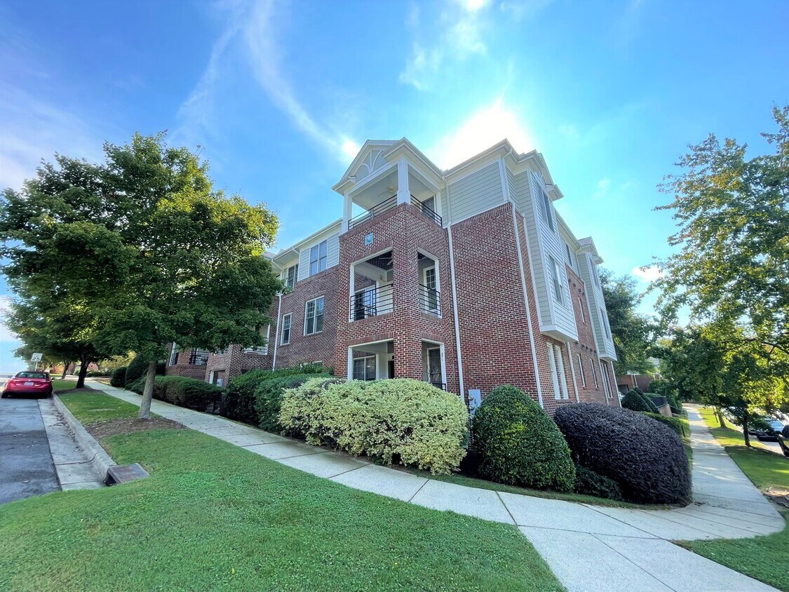 Primary Photo - Spacious, beautifully renovated 2 bedroom ...