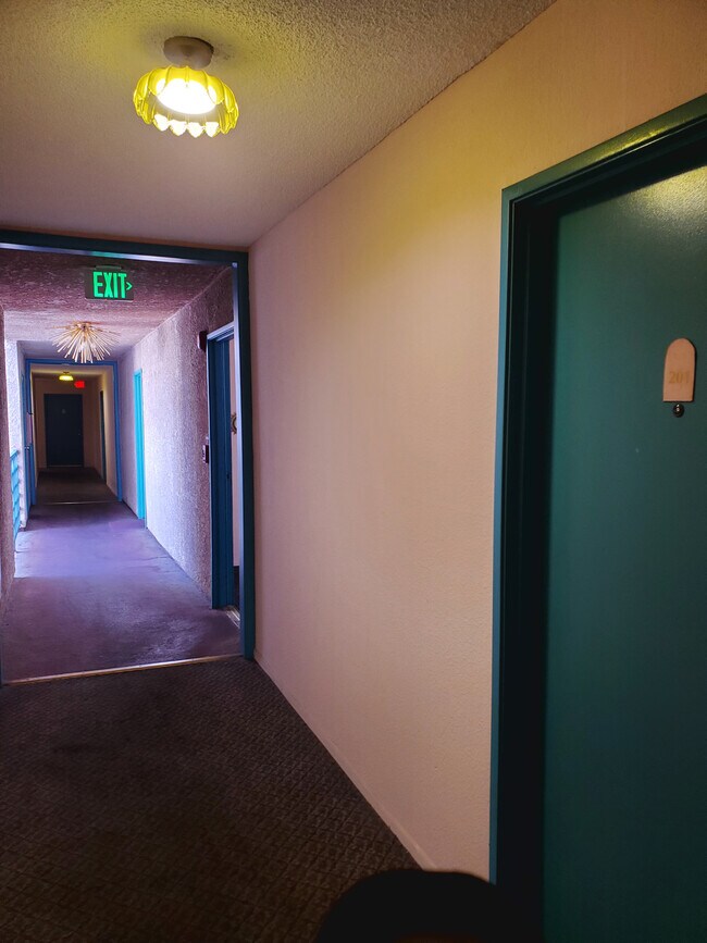 pasillo segundo piso - Swan Court Apartments