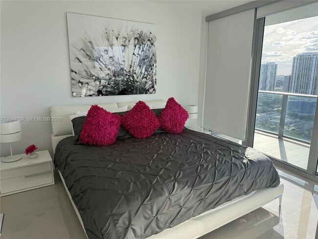 Foto del edificio - 488 NE 18th St