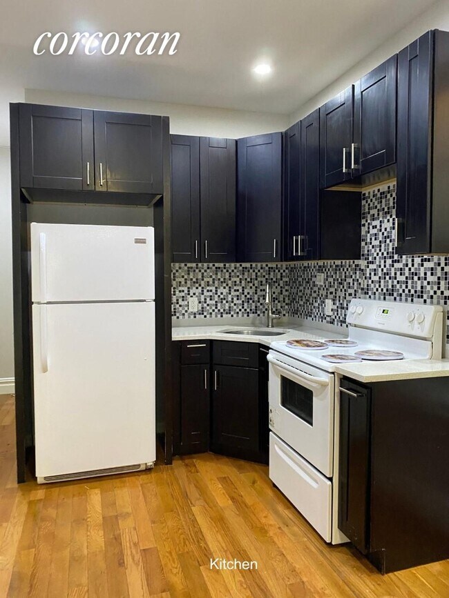 Foto del edificio - 1656 Weeks Ave