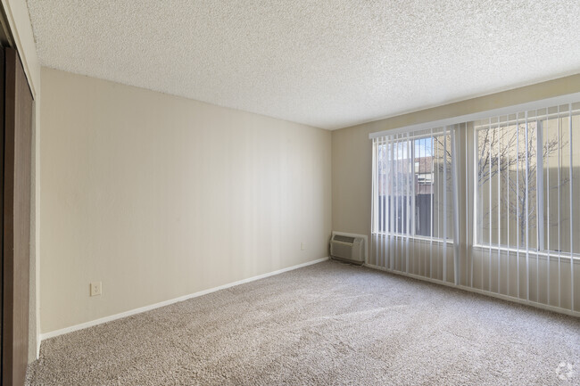 1BR, 1BA - 640 SF - Plumas Garden Apartments