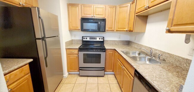 Building Photo - Great Condo 2 bed/ 1 bath with 2 parking a...