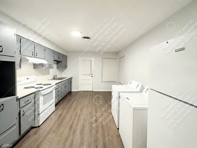 Foto del edificio - 2 br, 1 bath Duplex - 254 Sunnyland Dr