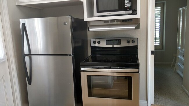 Stainless steal appliances - 17517 Saint Andrews Dr
