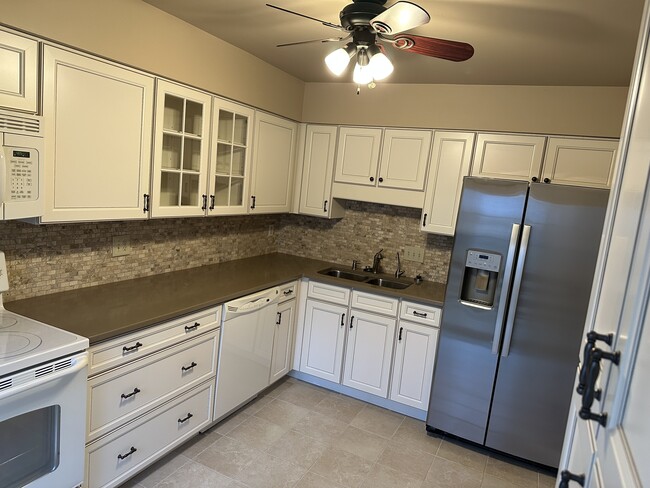 Foto del edificio - 9120 Dominion Cir
