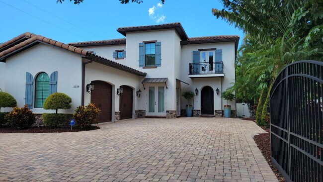 Foto del edificio - Seasonal stunning 5/5 pool home west of trail near Siesta Key!
