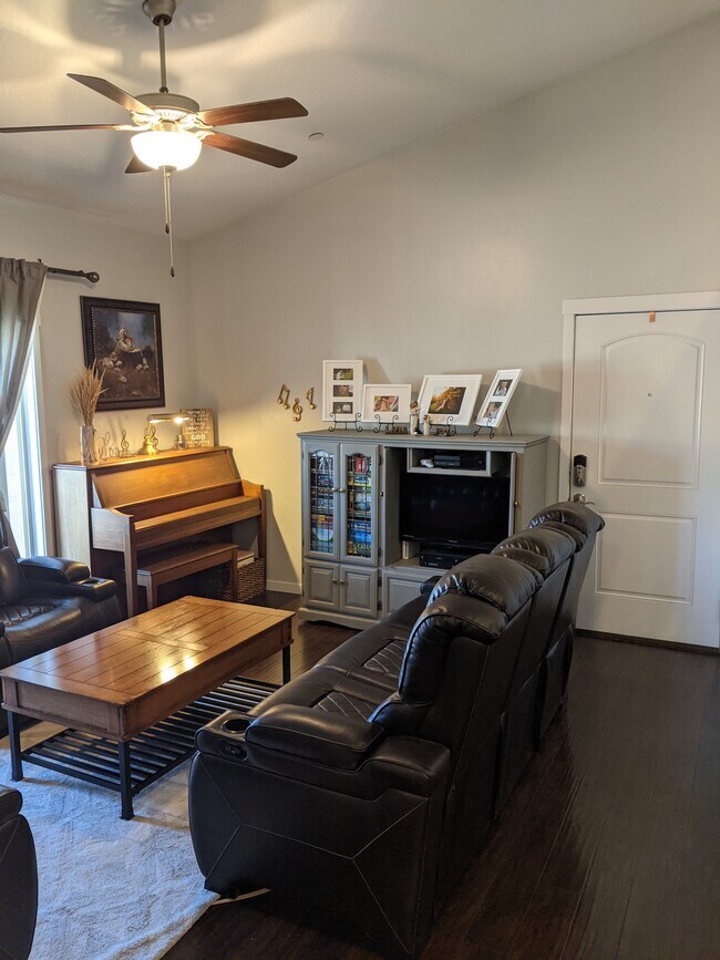 Spacious Living Area - 127 E Jordan Ridge Blvd