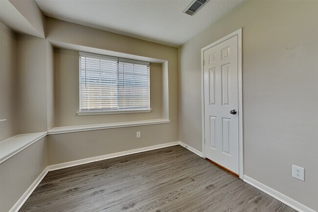 Foto del edificio - 2203 Pincher Creek Dr