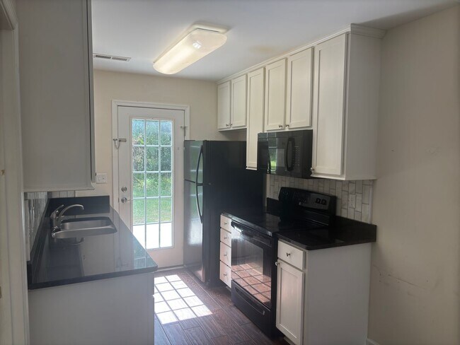 Foto del edificio - 3 Bedroom Townhouse in Tavern Grove