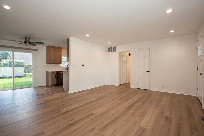 Foto del edificio - 1021 Lonsdale Rd