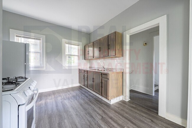 Foto del edificio - Beautiful 6 Bed 1 Bath Single Family Home