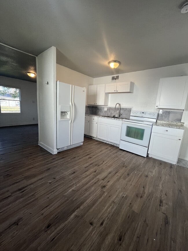 Building Photo - 715 St Barbara Ln