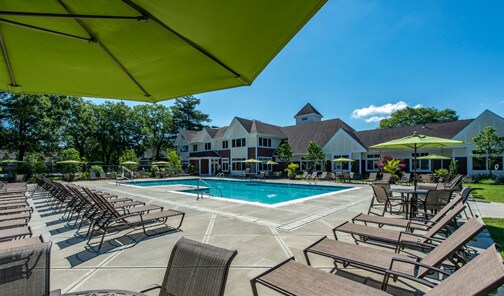 Piscina y casa club - Village Green Apartments