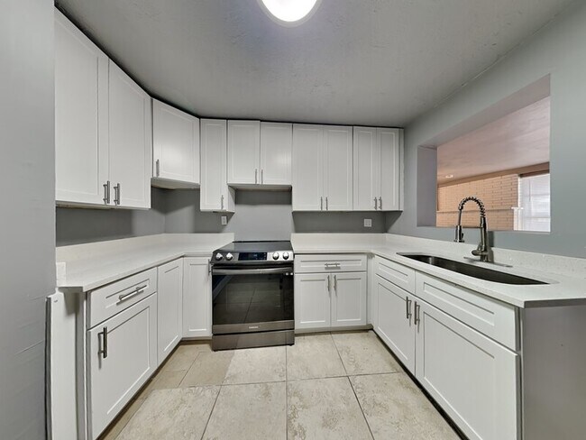 Building Photo - 822 Forest Ln