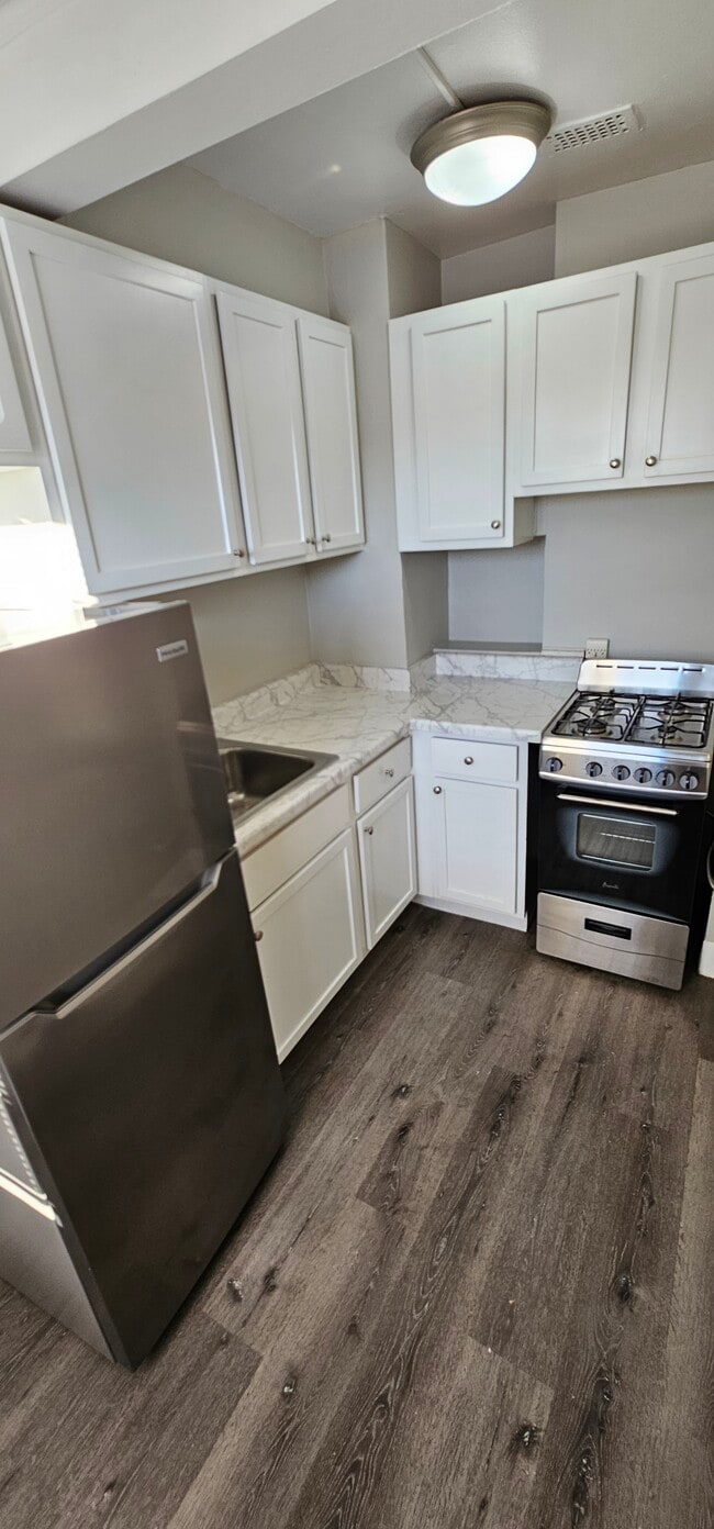 Building Photo - 656 W Sheridan Rd