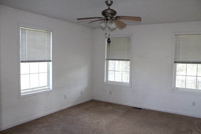 Building Photo - 4 Bed 3.5 Bath with a Inground Pool