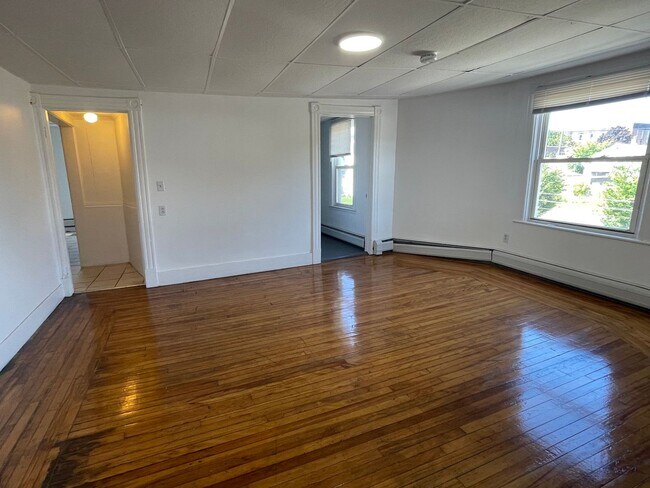 Foto del edificio - Two-bedroom 3rd floor updated apartment for rent -$1450 Pittsfield