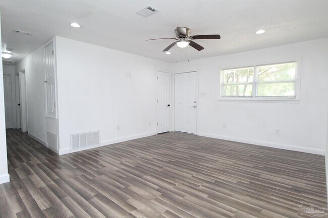 Foto del edificio - 6037 Syrcle Ave