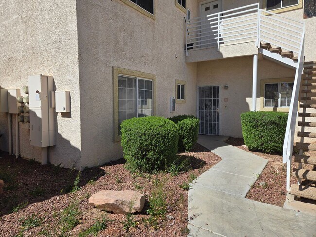 Building Photo - Beautiful 2 Bedroom Condo with Garage!