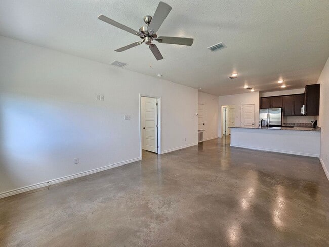 Building Photo - 604 Pacific Crest Trl