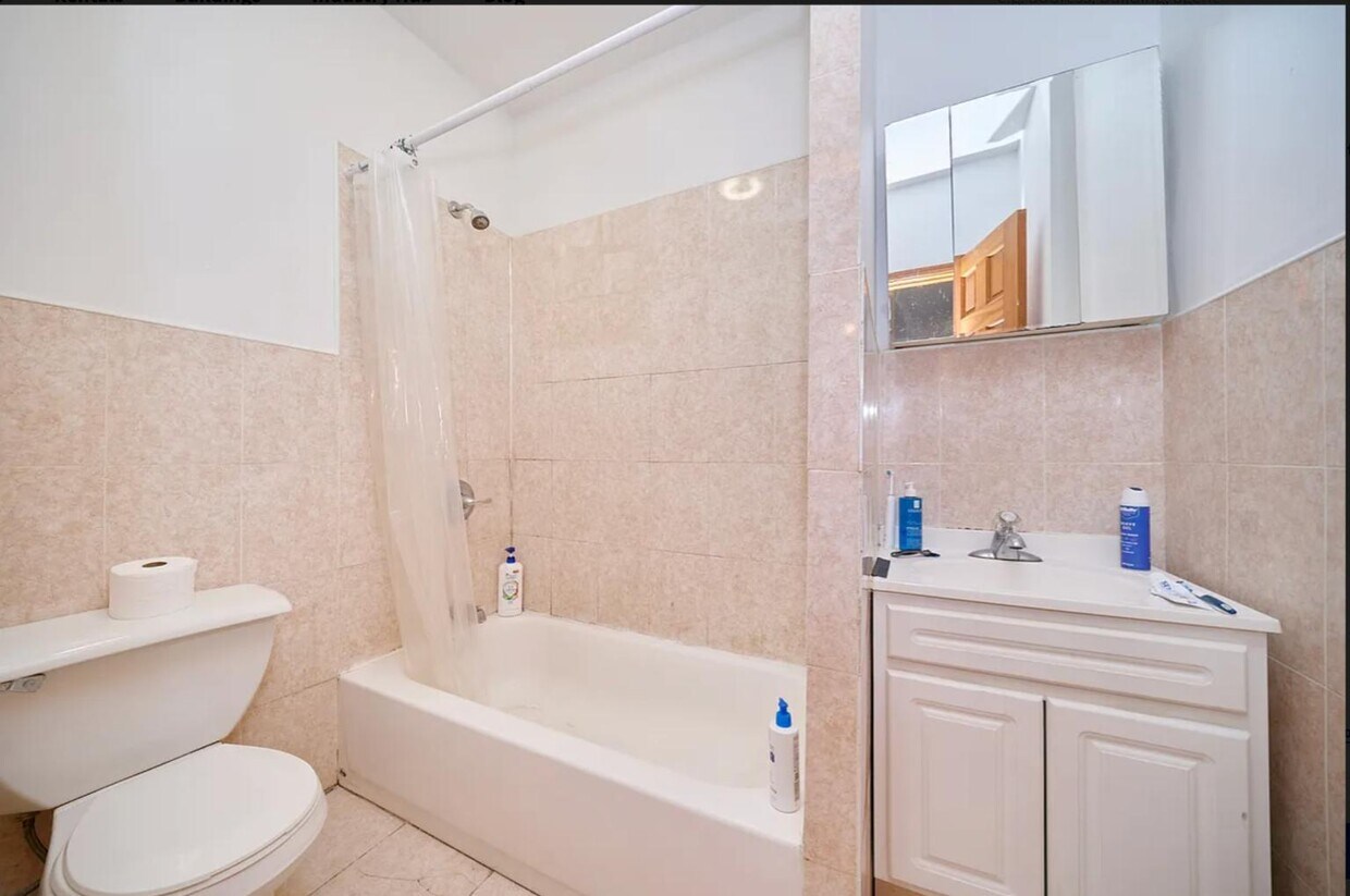 Foto del edificio - Just Listed Charming Studio in the heart of Hell’s Kitchen