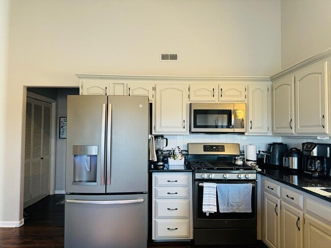 Building Photo - 5912 NE Turquoise Dr