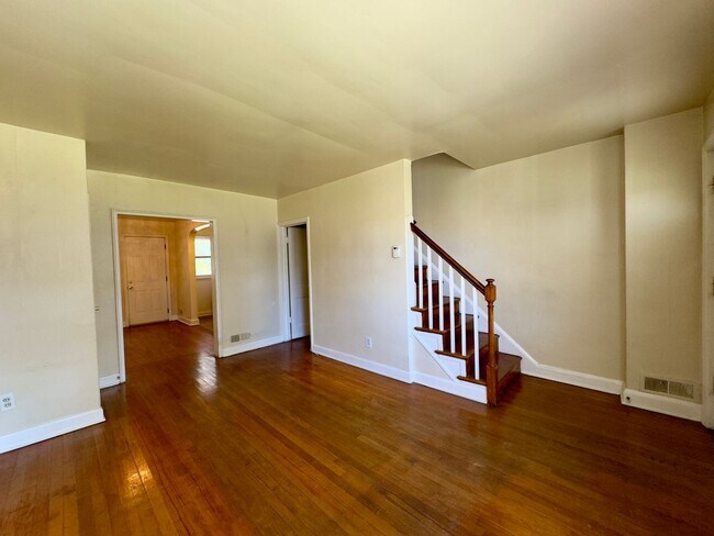 Building Photo - Charming 2 Bedroom/1 Bathroom Townhome in ...