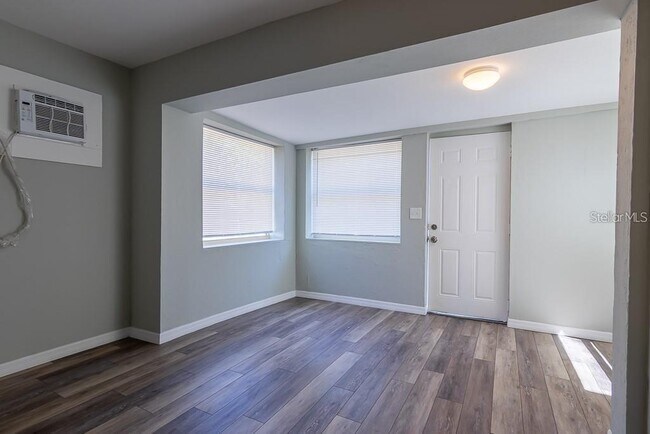 Building Photo - 1424 10th St W