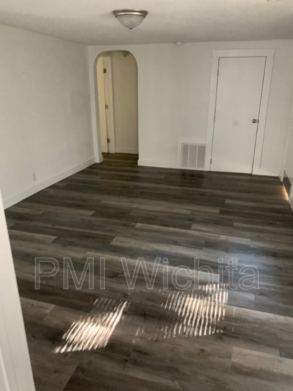 Building Photo - 208 N Ash St