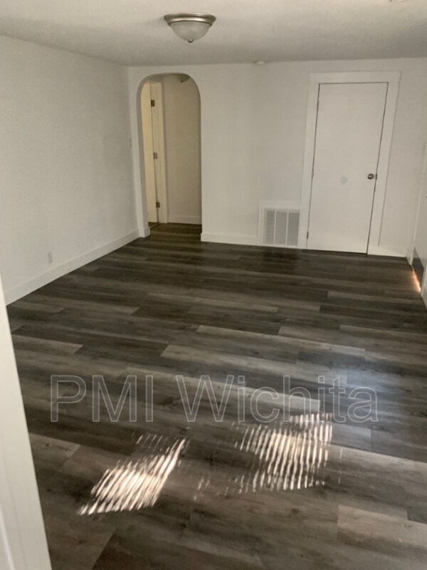 Foto del edificio - 208 N Ash St