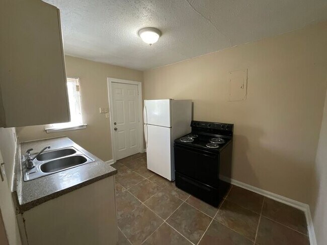 Building Photo - 2401 Celia Ave