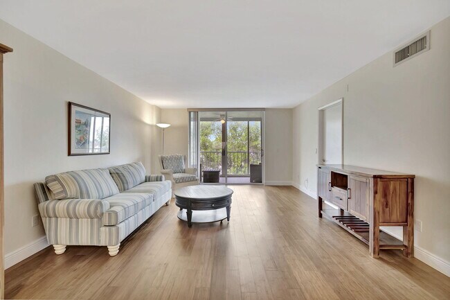 Foto del edificio - 4735 Lucerne Lakes Blvd