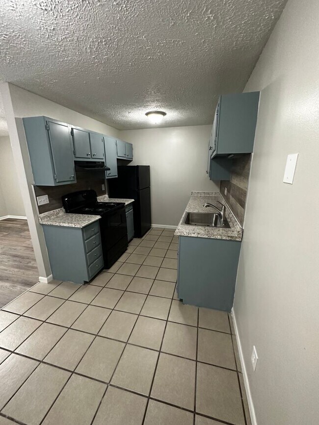 Foto del edificio - Newly Renovated 1 Bedroom, available Mid A...